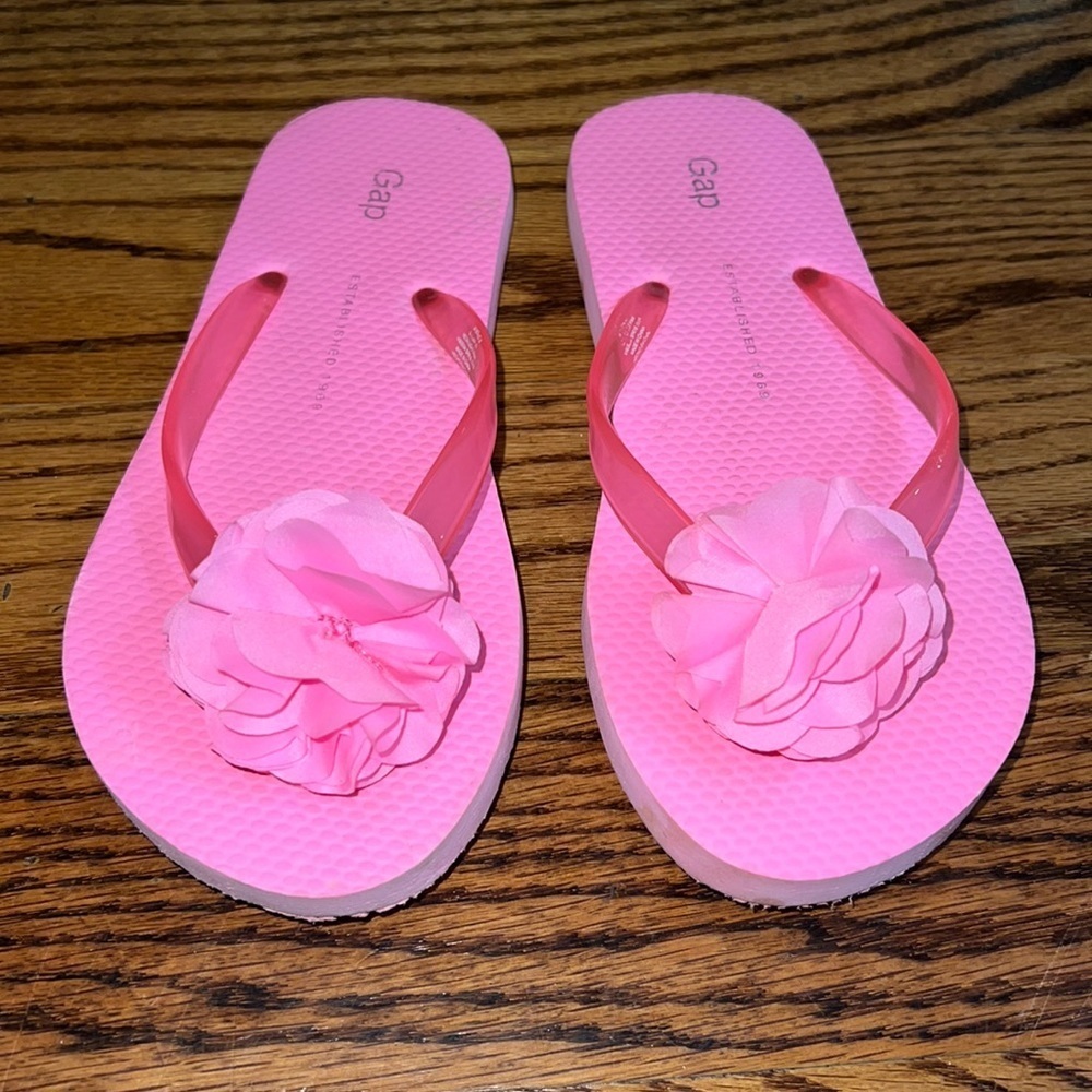 Gap kids pink flip flops with rose detail size 3.